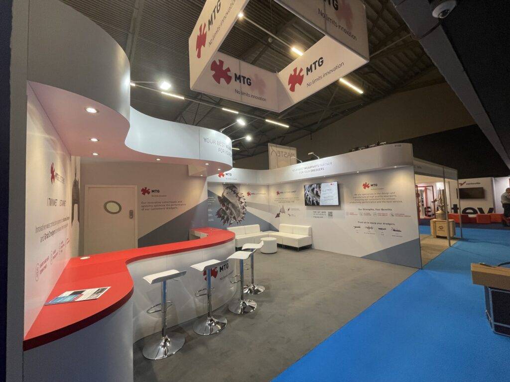 long curved tep table top with high stools